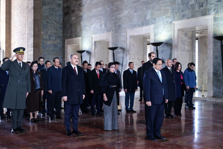 Thủ tướng và đoàn đại biểu bày tỏ xúc động khi đến viếng Cố Tổng thống Mustafa Kemal Ataturk.