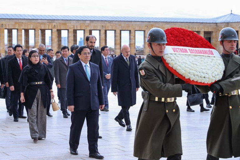 Thủ tướng Phạm Minh Chính cùng Phu nhân và đoàn đại biểu cấp cao Việt Nam viếng Cố Tổng thống Mustafa Kemal Ataturk.