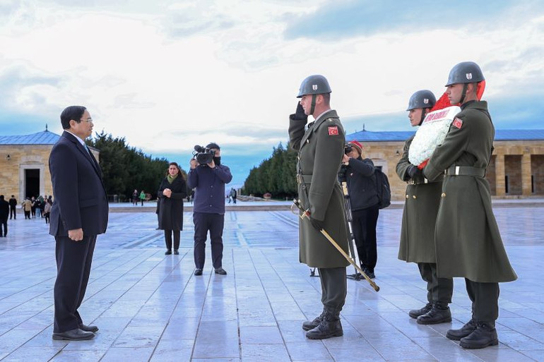 Thủ tướng Phạm Minh Chính cùng Phu nhân và đoàn đại biểu cấp cao Việt Nam viếng Cố Tổng thống Mustafa Kemal Ataturk.