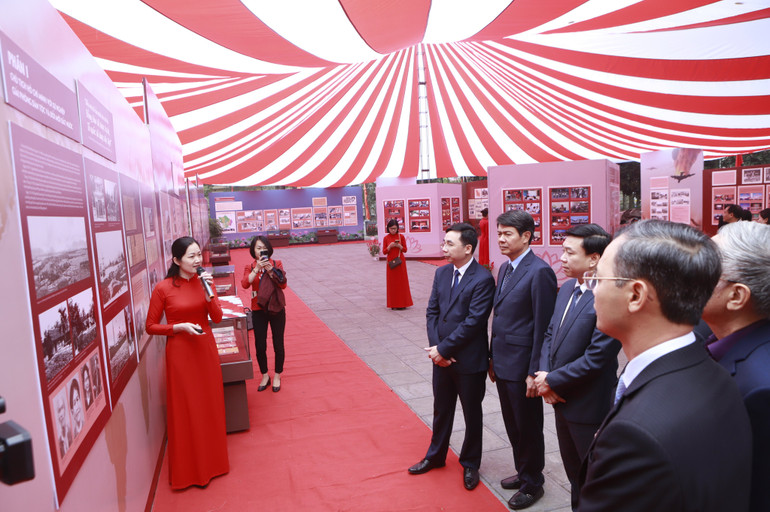 Đông đảo khách tham quan triển lãm. Đông đảo khách tham quan triển lãm.