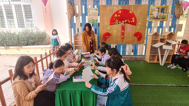 Góc đọc sách trên sân trường của trường tiểu học Tam Hợp (huyện Bình Xuyên).