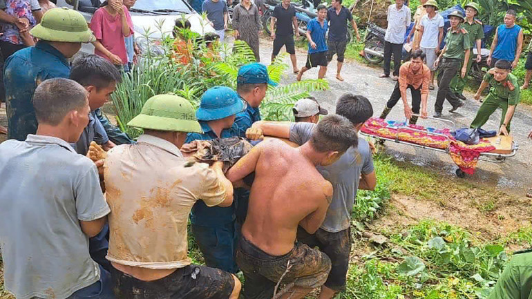 Lực lượng cứu hộ và người dân giải cứu thành công anh Lương Văn Ba bị mắc kẹt do sạt lở đất.