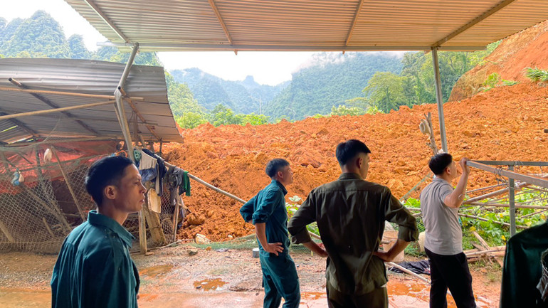 Nhà dân tại tổ dân phố Làng Chùa, thị trấn Lăng Can, huyện Lâm Bình bị đất sạt lở vào nhà.