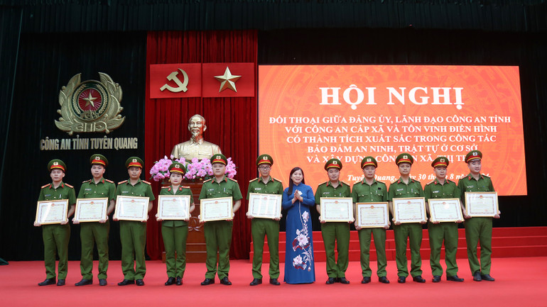 Lãnh đạo Hội đồng nhân dân tỉnh Tuyên Quang trao bằng khen cho các tập thể, cá nhân có thành tích xuất sắc.