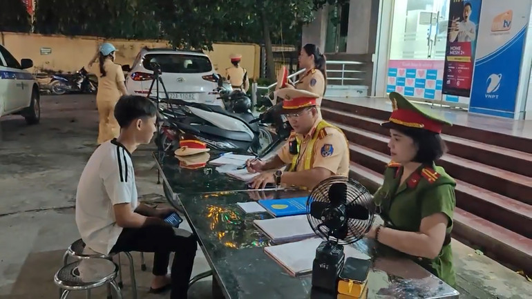 Cảnh sát giao thông-Trật tự thành phố Tuyên Quang lập biên bản xử lý trường hợp vi phạm an toàn giao thông. Cảnh sát giao thông-Trật tự thành phố Tuyên Quang lập biên bản xử lý trường hợp vi phạm an toàn giao thông.