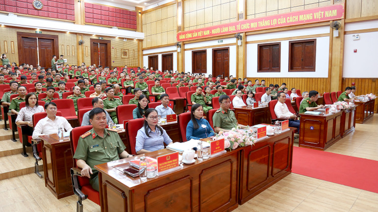 Các đại biểu dự hội nghị.