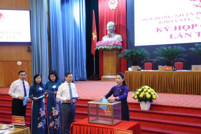 Các đại biểu bỏ phiếu bầu Ủy viên Ủy ban nhân dân tỉnh nhiệm kỳ 2021-2026.