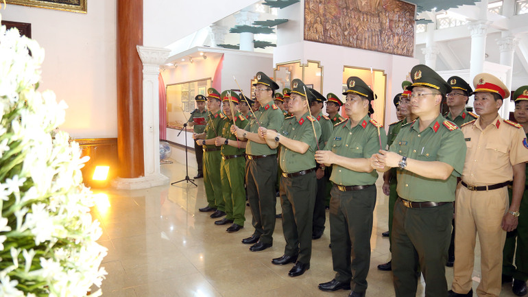 Lãnh đạo Công an tỉnh Tuyên Quang dâng hương tưởng nhớ Chủ tịch Hồ Chí Minh tại Bảo tàng Công an nhân dân thuộc Khu di tích lịch sử Nha Công an Trung ương.