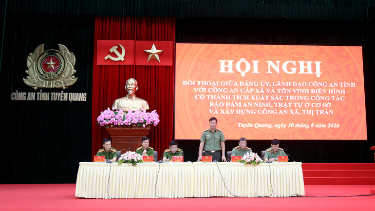 Các đồng chí lãnh đạo Công an tỉnh Tuyên Quang chủ trì đối thoại.