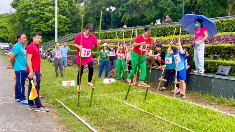 Thi đi cà kheo tại Tết Độc lập gắn với Lễ hội Tân Trào năm 2024.