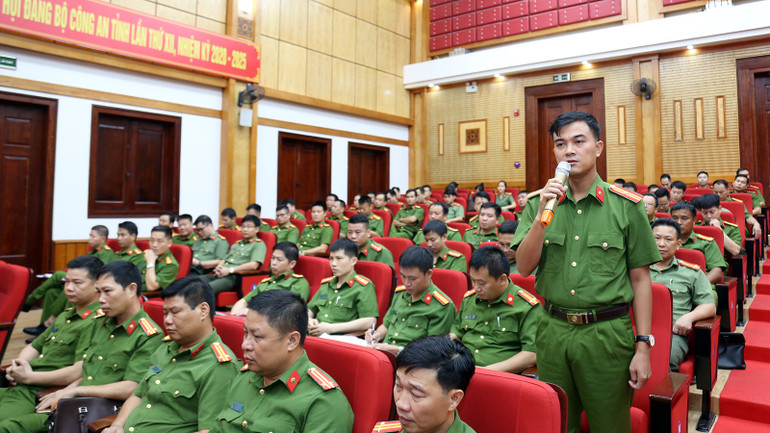 Đại diện Công an cấp xã trên địa bản tỉnh Tuyên Quang thảo luận tại hội nghị.