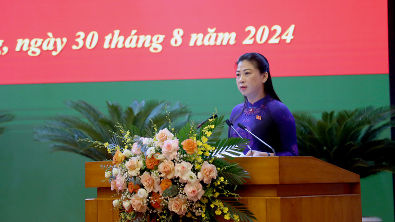 Đồng chí Lê Thị Kim Dung, Phó Bí thư Thường trực Tỉnh ủy, Chủ tịch Hội đồng nhân dân tỉnh Tuyên Quang phát biểu bế mạc kỳ họp.