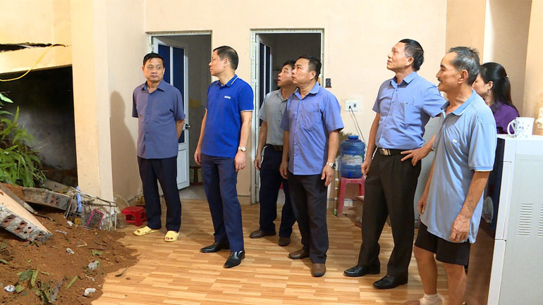 Lãnh đạo Ủy ban nhân dân tỉnh Tuyên Quang và lãnh đạo huyện Chiêm Hóa kiểm tra tình hình sạt lở đất vào nhà dân tại xã Phúc Thịnh. Lãnh đạo Ủy ban nhân dân tỉnh Tuyên Quang và lãnh đạo huyện Chiêm Hóa kiểm tra tình hình sạt lở đất vào nhà dân tại xã Phúc Thịnh.