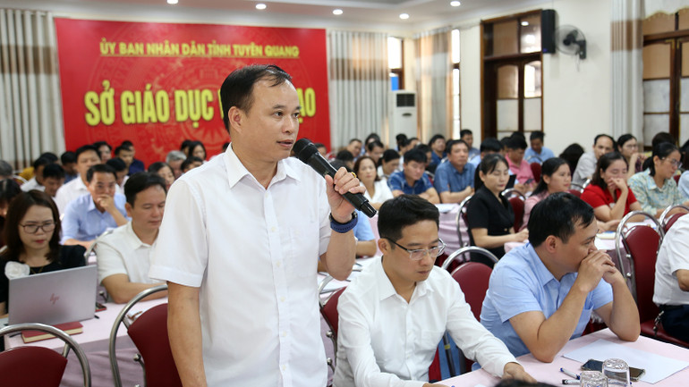 Đại diện lãnh đạo các trường THPT thảo luận tại hội nghị.