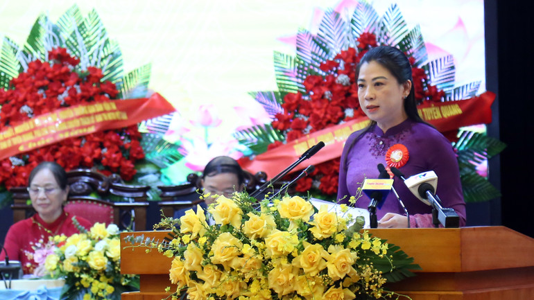 Đồng chí Lê Thị Kim Dung, Phó Bí thư Thường trực Tỉnh ủy, Chủ tịch Hội đồng nhân dân tỉnh phát biểu tại đại hội.