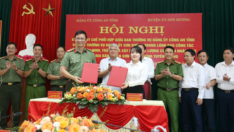 Đảng ủy Công an tỉnh Tuyên Quang và Huyện ủy Sơn Dương ký kết quy chế phối hợp.