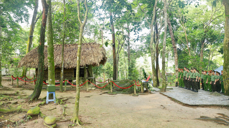 Các đồng chí lãnh đạo Công an tỉnh Tuyên Quang dâng hương và báo công với Chủ tịch Hồ Chí Minh tại Lán Nà Nưa.