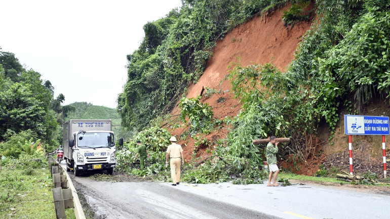 Sạt lở trên tuyến Quốc lộ 2 tại Km45+300 thuộc địa phận xã Yên Phú, huyện Hàm Yên, tỉnh Tuyên Quang gây ách tắc giao thông. Sạt lở trên tuyến Quốc lộ 2 tại Km45+300 thuộc địa phận xã Yên Phú, huyện Hàm Yên, tỉnh Tuyên Quang gây ách tắc giao thông.