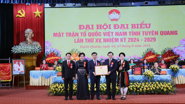 Đồng chí Nguyễn Hữu Dũng, Phó Chủ tịch Ủy ban Trung ương Mặt trận Tổ quốc Việt Nam Nam trao bằng khen cho tập thể Ủy ban Mặt trận Tổ quốc Việt Nam tỉnh Tuyên Quang khóa 14.
