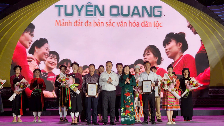 Ban Tổ chức trao giải Xuất sắc toàn đoàn cho đoàn huyện Yên Sơn và Hàm Yên.