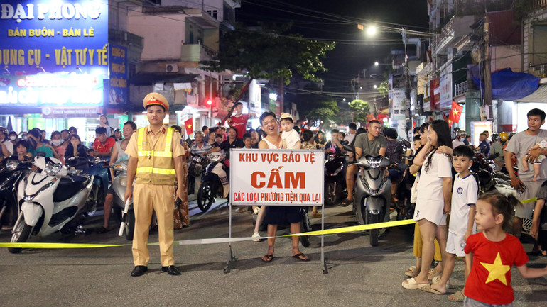 Công an thành phố Tuyên Quang lập các chốt kiểm soát, phân luồng giao thông vào mỗi buổi tối. Công an thành phố Tuyên Quang lập các chốt kiểm soát, phân luồng giao thông vào mỗi buổi tối.