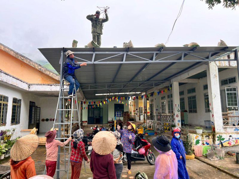 Gia cố mái tại Trường mầm non Đăk Kôi, huyện Kon Rẫy.