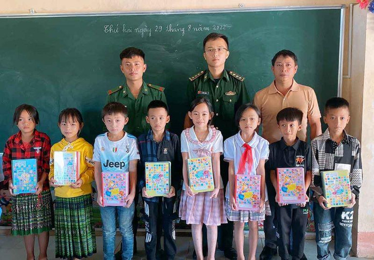 Duy trì và thực hiện tốt Chương trình “Con nuôi đồn Biên phòng” do Bộ Tư lệnh Bộ đội Biên phòng phát động.