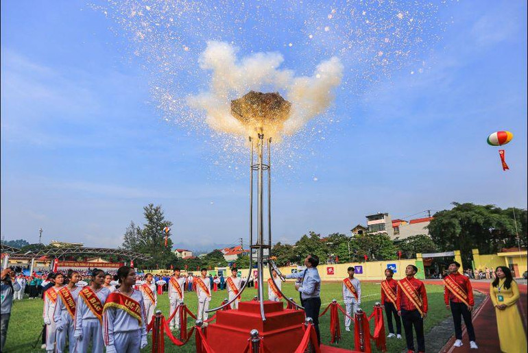 Ngọn đuốc Đại hội Thể dục thể thao đã được thắp trên sân vận động tỉnh Hoà Bình.