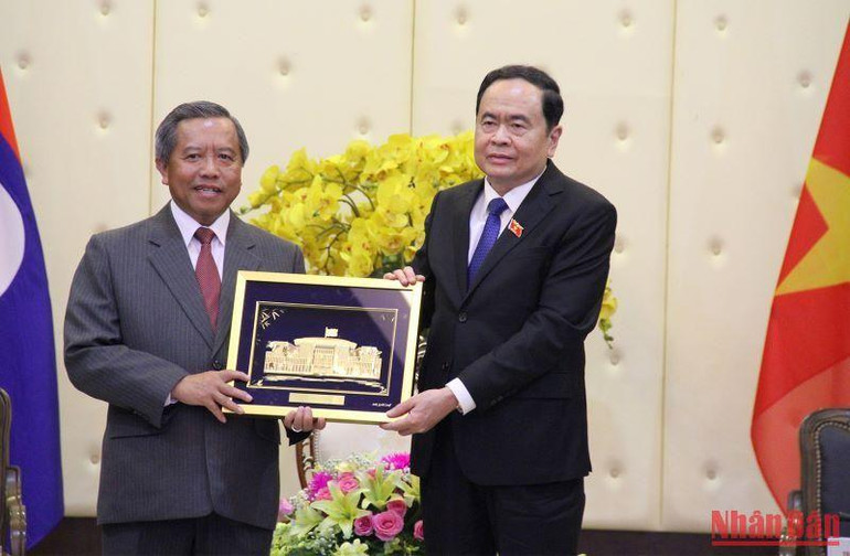 Phó Chủ tịch Thường trực Quốc hội Trần Thanh Mẫn tặng quà cho đại diện Đoàn đại biểu nhân dân Lào. Phó Chủ tịch Thường trực Quốc hội Trần Thanh Mẫn tặng quà cho đại diện Đoàn đại biểu nhân dân Lào.