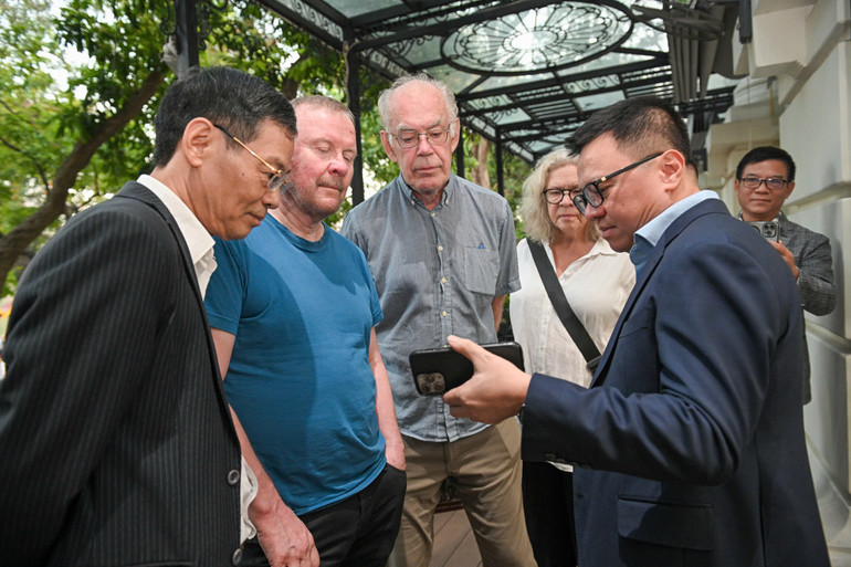 Tổng Biên tập Lê Quốc Minh giới thiệu các sản phẩm báo chí số của Báo Nhân Dân. (Ảnh: THẾ ĐẠI)