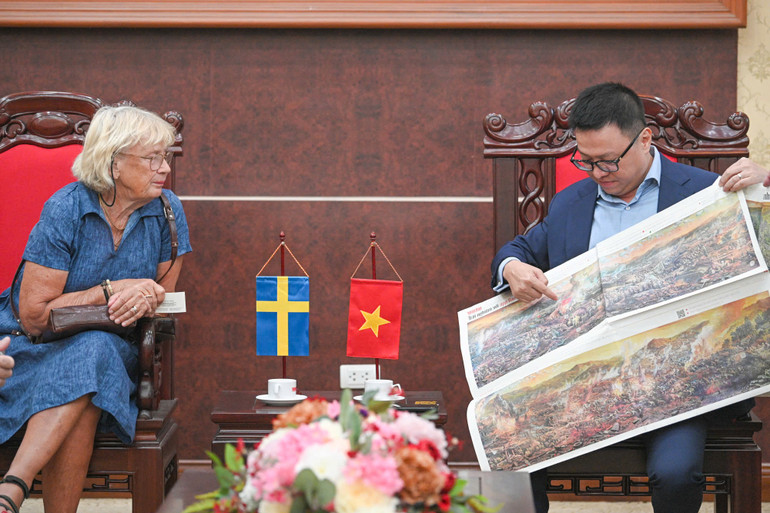 Tổng Biên tập Lê Quốc Minh giới thiệu phụ san panorama Chiến dịch Điện Biên Phủ. (Ảnh: THẾ ĐẠI)