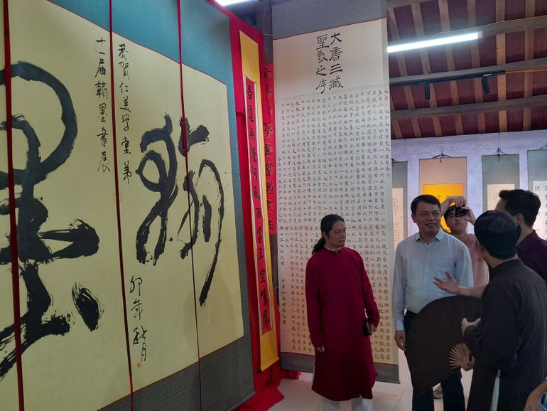 Khách tham quan triển lãm.