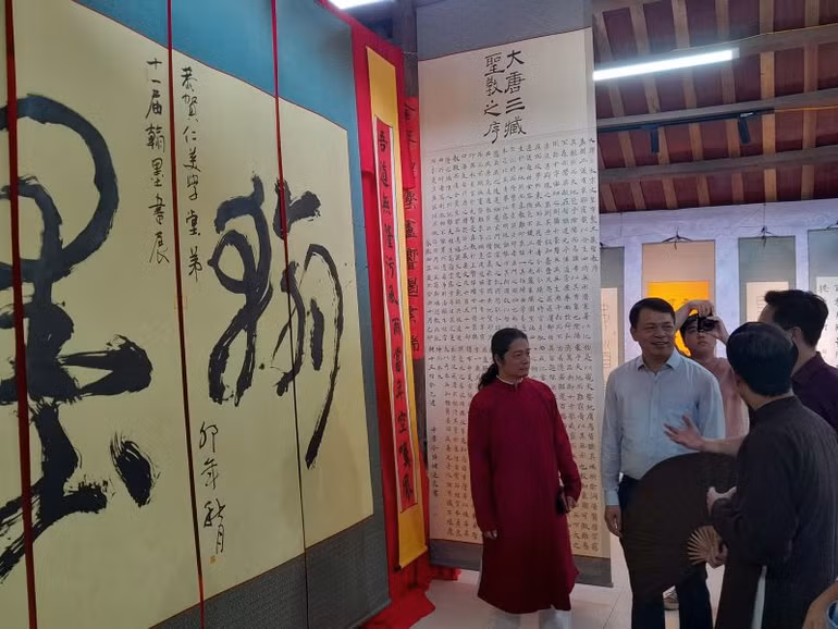 Khách tham quan triển lãm.