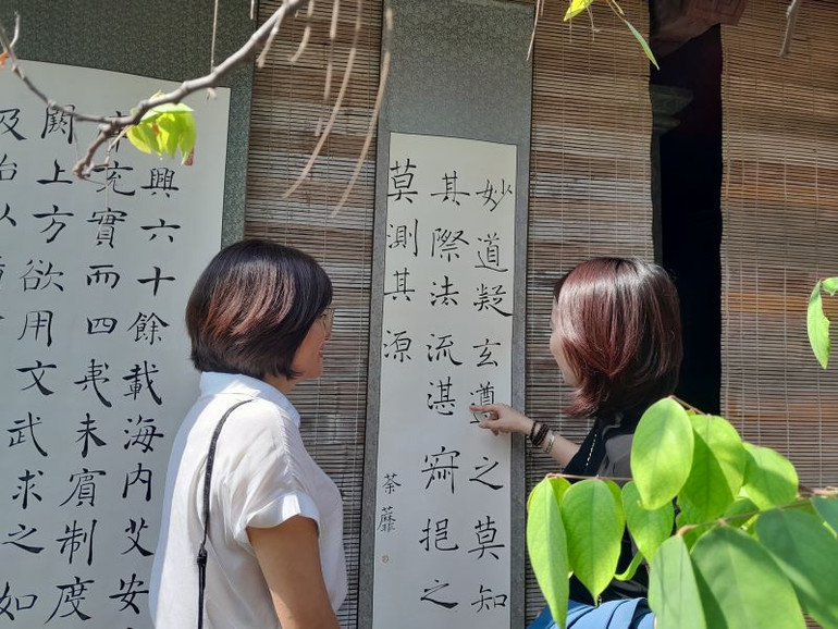 Khách tham quan triển lãm.