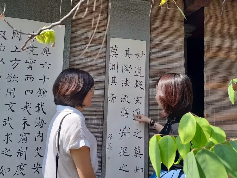 Khách tham quan triển lãm.