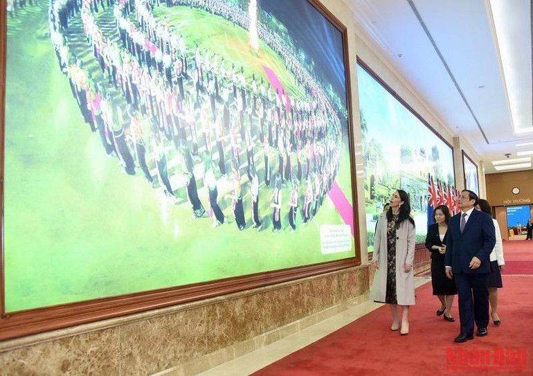 Thủ tướng Phạm Minh Chính giới thiệu với Thủ tướng New Zealand Jacinda Ardern về hình ảnh đất nước và con người Việt Nam.