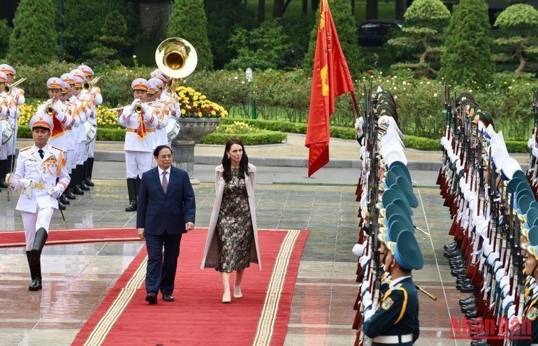 Thủ tướng Phạm Minh Chính và Thủ tướng New Zealand Jacinda Ardern duyệt đội danh dự Quân đội nhân dân Việt Nam.