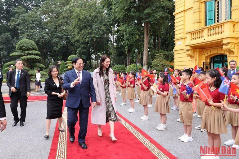 Các cháu thiếu niên Thủ đô vẫy chào Thủ tướng Phạm Minh Chính và Thủ tướng New Zealand Jacinda Ardern.