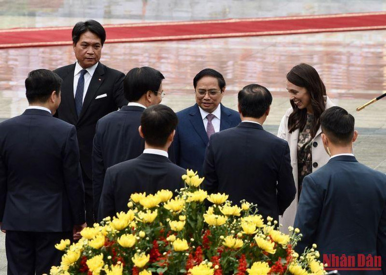 Thủ tướng Phạm Minh Chính và Thủ tướng New Zealand Jacinda Ardern với các thành viên Chính phủ Việt Nam.