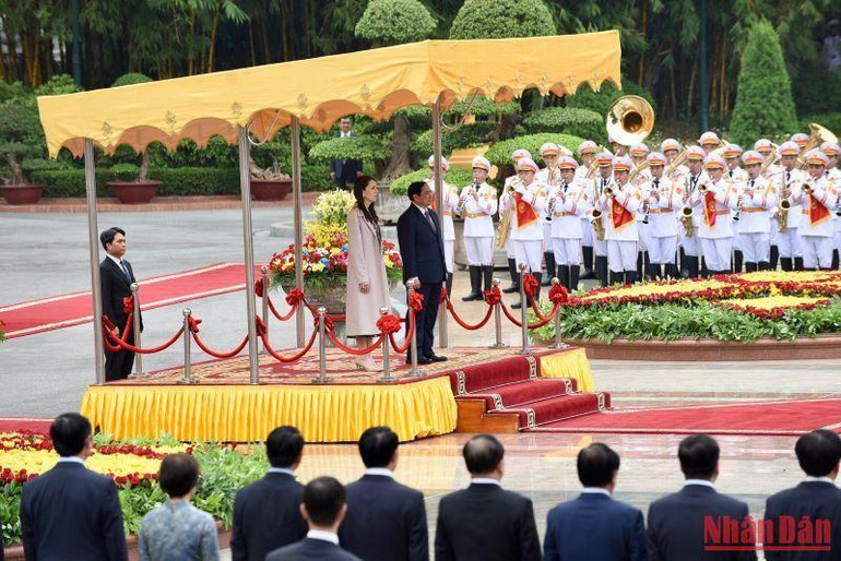 Thủ tướng Phạm Minh Chính Và Thủ tướng New Zealand Jacinda Ardern thực hiện nghi thức chào cờ hai nước.