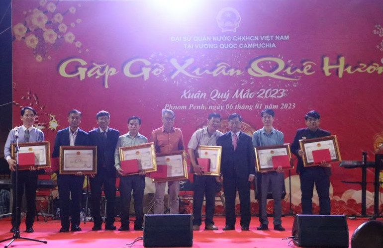 Vinh danh những cá nhân có nhiều đóng góp cho cộng đồng. (Ảnh: Nguyễn Hiệp)