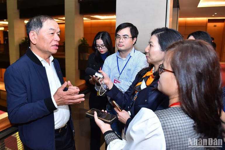 Đại biểu Quốc hội tỉnh Cà Mau Lê Thanh Vân trả lời phỏng vấn các phóng viên bên lề Quốc hội.