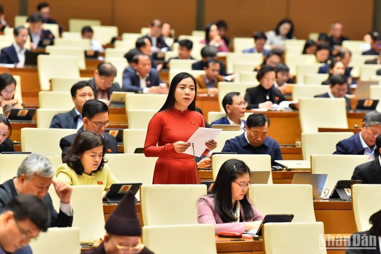 Đại biểu Quốc hội phát biểu ý kiến thảo luận về dự án Luật Khám bệnh, chữa bệnh (sửa đổi).