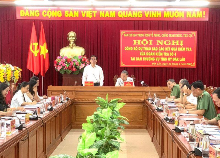 Bí thư Tỉnh ủy Đắk Lắk Nguyễn Đình Trung phát biểu cung cấp thêm thông tin về công tác phòng, chống tham nhũng, tiêu cực của tỉnh cho Đoàn kiểm tra số 4, Ban Chỉ đạo Trung ương về phòng, chống tham nhũng, tiêu cực.