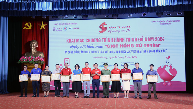 Phó Chủ tịch Ủy ban nhân dân tỉnh Tuyên Quang Hoàng Việt Phương trao bằng khen cho các cá nhân, tập thể. Phó Chủ tịch Ủy ban nhân dân tỉnh Tuyên Quang Hoàng Việt Phương trao bằng khen cho các cá nhân, tập thể.