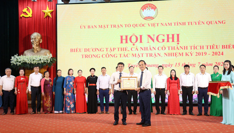 Đồng chí Hoàng Việt Phương, Phó Chủ tịch Ủy ban nhân dân tỉnh trao bằng khen cho các tập thể.