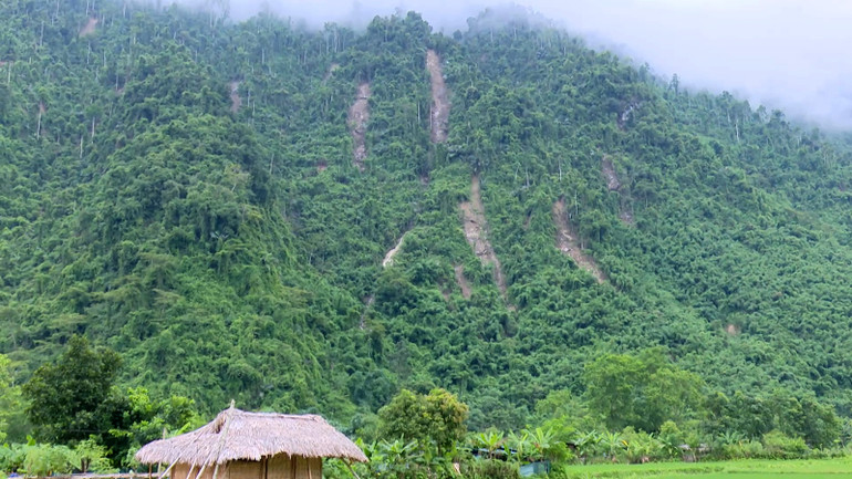 Hiện trạng sạt lở tại núi Pù Húc, tổ dân phố Nà Khà, thị trấn Lăng Can, huyện Lâm Bình. Hiện trạng sạt lở tại núi Pù Húc, tổ dân phố Nà Khà, thị trấn Lăng Can, huyện Lâm Bình.