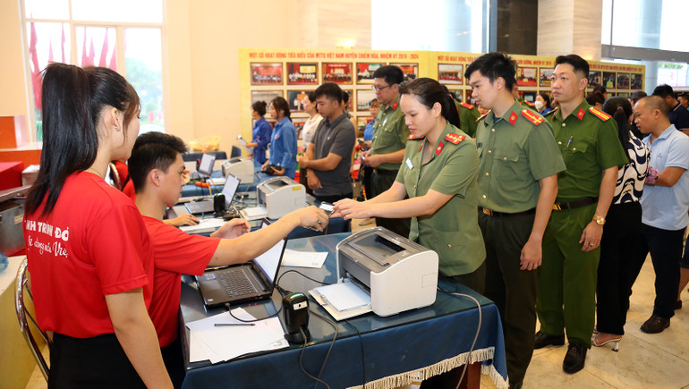 Cán bộ, chiến sĩ công an tỉnh Tuyên Quang tham gia hiến máu tình nguyện. Cán bộ, chiến sĩ công an tỉnh Tuyên Quang tham gia hiến máu tình nguyện.