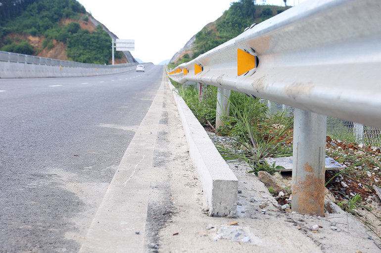 Bổ sung thi công gờ chắn nước giúp chống xói lở.