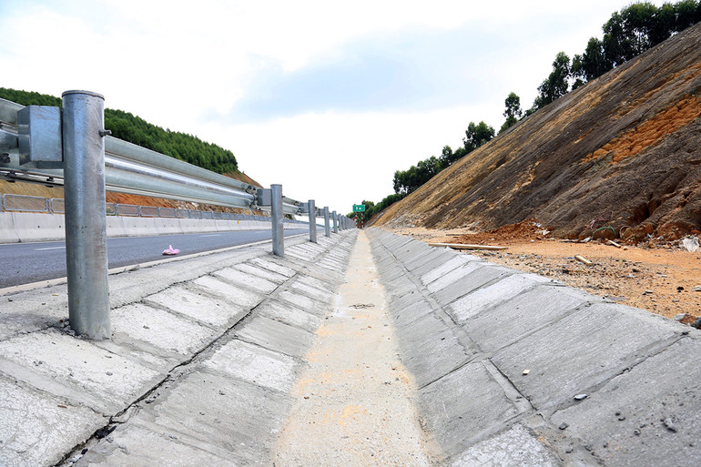 Rãnh thoát nước được thi công khẩn trương để đưa vào sử dụng.